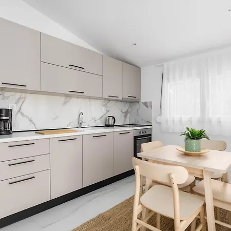 Apartman Kiwi By Halu!, In Perea